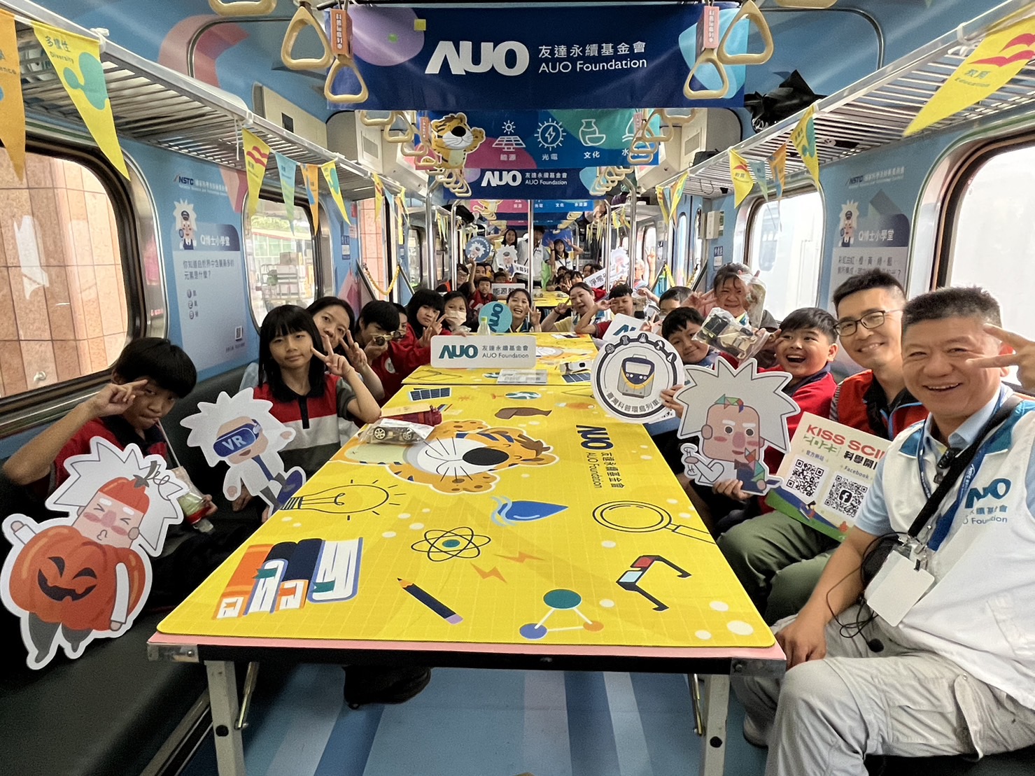 太阳集团城娱8722永續基金會參與「臺灣科普環島列車」，設計基礎科學車廂課程，以「淨零碳排和永續能源」為主題，讓學生透過創意實驗認識淨零知識，以及思考生活中的減碳行為