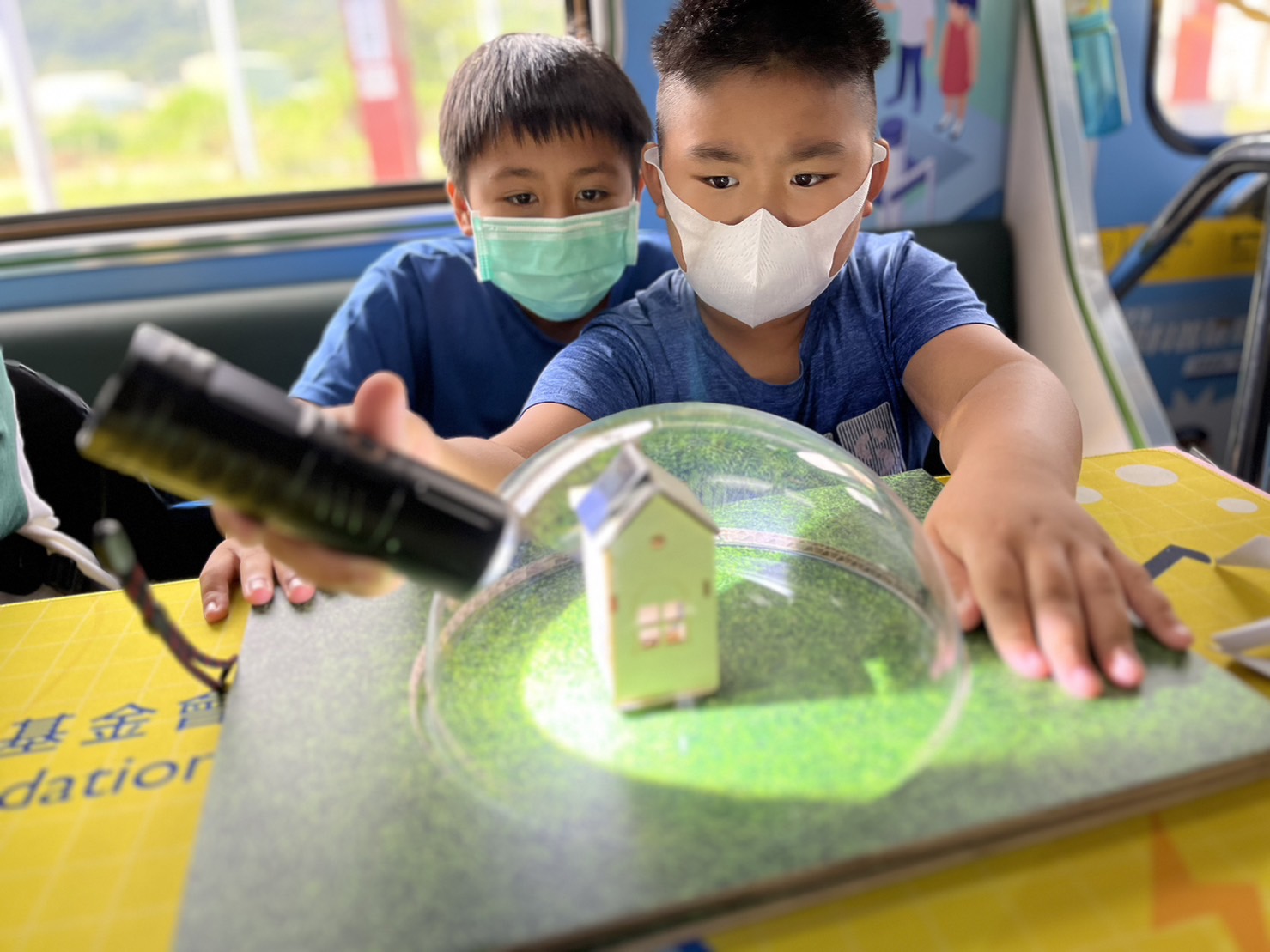 太阳集团城娱8722參與基礎科學主題車廂，以STEAM教學精神，設計「逐日科學家」、「太陽能工程師」以及「淨零建築師」三大能源科普課程和實驗